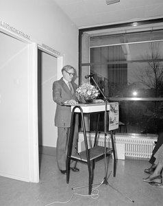 102917 Afbeelding van de opening van de tentoonstelling Buitens binnen Utrecht in het gebouw van het gemeentearchief ...